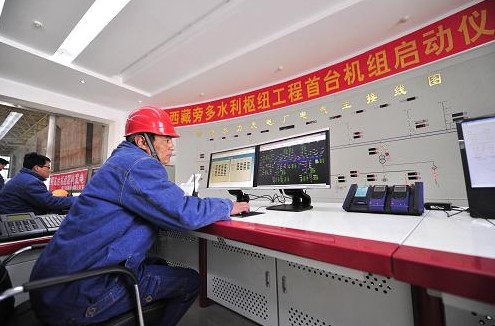 12月10日，工作人员在中控室监测发电机组运行情况-中国电力网(www.chinapower.com.cn)版权所有