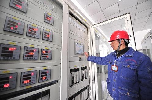 12月10日，工作人员在监测发电机组运行情况-中国电力网(www.chinapower.com.cn)版权所有